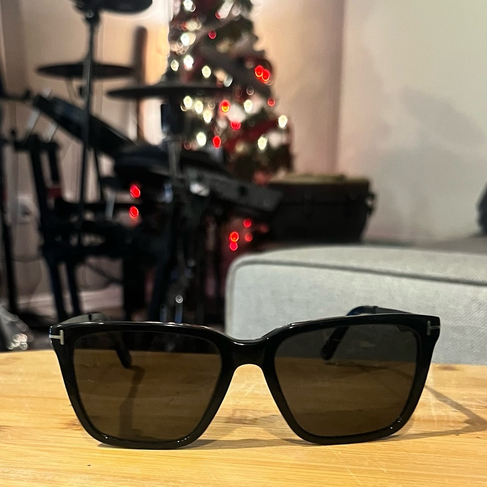 Tom Ford Garrett TF862 01D Sunglasses Men's
Black/Polarized Smoke 56-17-145